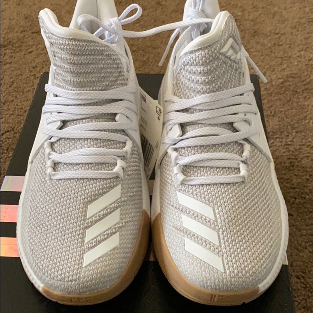 Basketball shoes